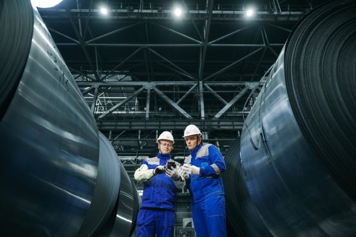 Het tekort aan engineers is geen tijdelijke kwestie. De uitstroom van ervaren krachten richting pensioen zet door, terwijl technische opleidingen onvoldoende nieuwe instroom leveren.