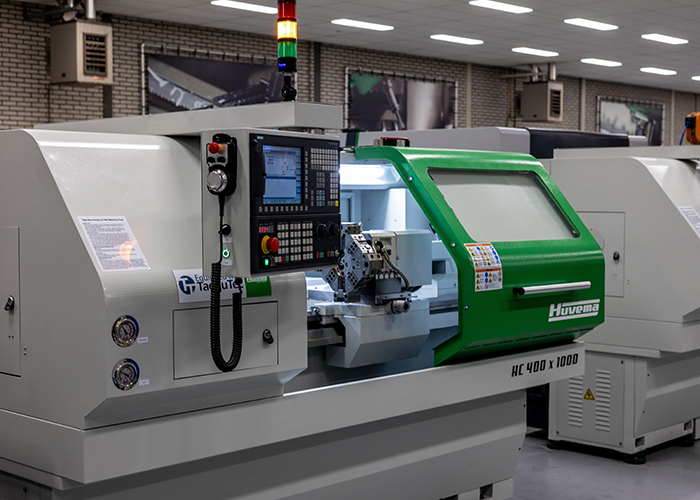 Met de introductie van de HC 400 presenteert Huvema zijn eerste CNC-draaibank onder eigen merk. Deze machine is verkrijgbaar in twee draailengtes: 750 mm en 1000 mm.