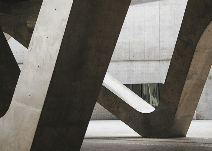 Ben je benieuwd waarom stalen betonmallen het voor toepassingen in de infrastructuur winnen van betonmallen van plastic?