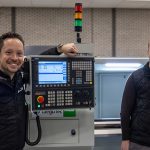 Volgens mede-eigenaar Luc Verberkt (links) van Huvema en Sales Engineer Ramon Salfischberger sluit de configuratie van de HC 400 goed aan bij werkplaatsen waar de gebruiker snel wil kunnen starten met CNC.