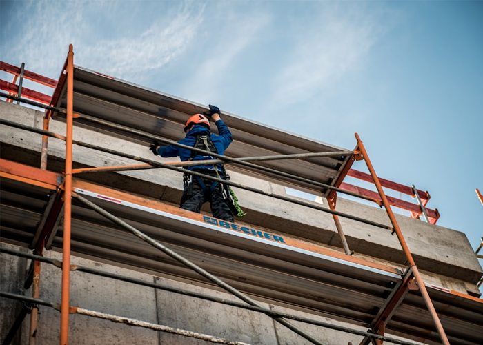 In staalbouw, constructiewerk en industrieel onderhoud wordt regelmatig gewerkt aan installaties en constructies die zich op hoogte bevinden