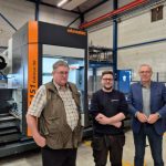 V.l.n.r. A. Aalbers, operator Lars Oerlemans en Bas Ladestein van Voilàp Benelux bij de nieuwe 5-assige profielbewerkingsmachine. De medewerkers van aalbers|wico zijn er super blij mee. Ook bewerkingen als vloeiboren en draadtappen gebeuren nu machinaal.