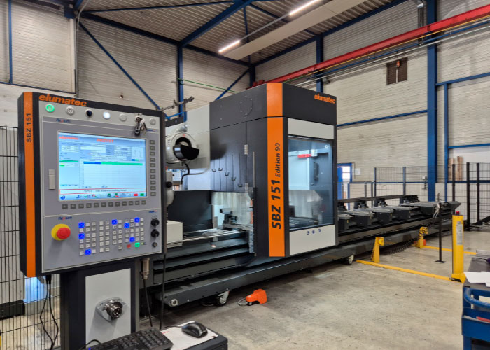 De 5-assige profielbewerkingsmachine SBZ 151 Edition 90 voert alle bewerkingen zoals frezen, boren, tappen, uithoeken en zagen uit op een stationair opgespannen profiel. 