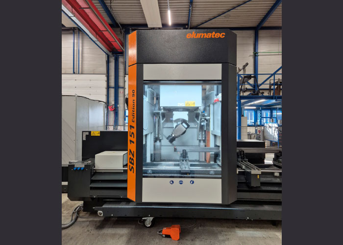 Het aggregaat dat over het machinebed beweegt is uit te rusten met 13 standaard en 6 speciale gereedschappen, die in de on board gereedschapsmagazijnen zitten.