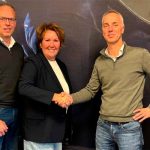 Arno en Monique van den Akker hebben hun bedrijf Akker Metaal verkocht aan Peters Groep. Rechts Boris Kwantes, directeur van Peters Groep.