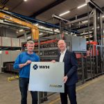 Boreco-directeur Wim Borst (links) en Vincent van Westen van Bystronic bij de lasersnij-installatie. Het snijden heeft bij Boreco een hoge vlucht genomen door deze investering.