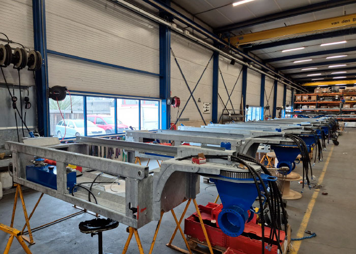 Boreco ontwerpt en produceert de machines geheel in eigen huis. “We zeggen wel eens: het komt als plaat staal binnen en gaat als rijdende machine de deur uit”, zegt Wim Borst.