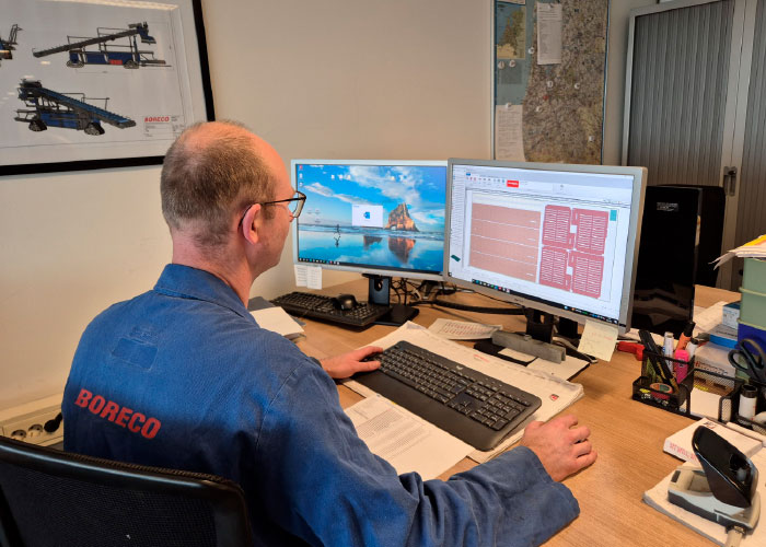 De Bystronic installatie bevalt uitstekend. Het programmeren gaat vlot, de bediening is gebruiksvriendelijk.