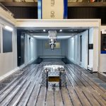 Op het ruim 8 meter lange bed bevindt zich een volledig geïntegreerd nulpuntspansysteem om werkstukken snel te kunnen opspannen en wisselen. Ook is de machine uitgevoerd met een aparte draaitafel.