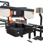 Een Cosen horizontale verstek bandzaagmachine wordt gedemonstreerd met het MPS automatische HD aanslagsysteem en bijhorende rollenbanen.