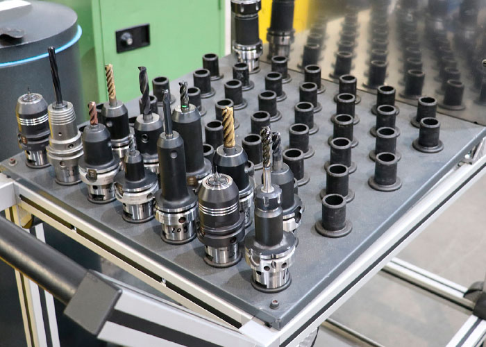 De voorgestelde complete gereedschappen onderweg naar de werktuigmachine: ook de posities op de gereedschapswagens zijn in WinTool gedefinieerd.