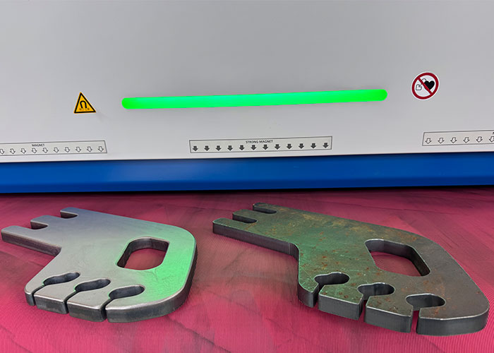 De RotoMaster TdSRm-1500 haalt slakken en bramen van plaatdelen af rondt de kanten af. 