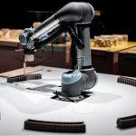 Door de nieuwe ISO 10218-norm kunnen kleine, compacte cobots veiliger en flexibeler in meerdere functies of toepassingen worden ingezet, zonder dat een volledig afgeschermde werkruimte nodig is.