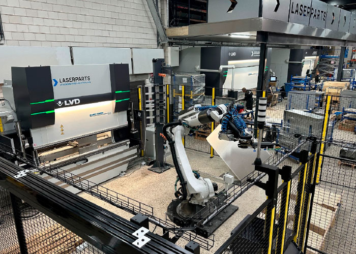 De nieuwe robotbuigcel heeft vlak voor carnaval de eerste producten al gebogen.