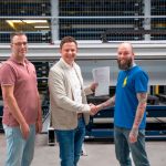 Verheij Metaal past de CORE 33%-variant van CO2-gereduceerd staal van MCB toe. Links Bastian Rijkse, productiemanager Verheij Metaal, rechts Auke Haasen, voorman 2D en Programmeur bij Verheij Metaal.