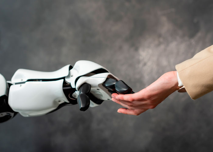 Humanoïde robots kunnen uitgroeien tot een essentieel onderdeel van flexibele en datagestuurde productieprocessen. Ze vervangen mensen niet, maar vullen hen aan.