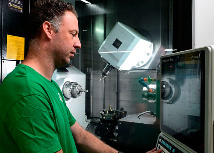 De Nakamura JX-200 combineert draaien en frezen, wat ideaal is voor het produceren van ingewikkelde componenten in één opspanning. Dat betekent flexibiliteit en precisie voor complexe projecten.