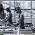 Tijdens de World Robot Conference in China afgelopen jaar, toonden humanoïden indrukwekkende prestaties in balans, snelheid en behendigheid, ondersteund door meer dan $20 miljard aan overheidsinvesteringen.