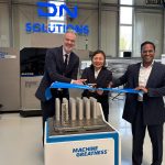 DN Solutions opent het nieuwe Additive Solutions Center Europe. V.l.n.r. Markus Kottmann (loco-burgemeester van Gütersloh), Soonhyo Kwon (Head of Additive Manufacturing Korea bij DN Solutions) en Vino Suntharakumaran (Vice President Additive Solutions bij DN Solutions).