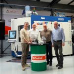 V.l.n.r.: Gerard Bogaarts (Grob), Tinus Zuetenhorst (Ceratizit), Stefan van Aalst (Open Mind) en Leon Verschuren (Telko) bij de vijfassig verspaande honingbij. Hiermee tonen de partners wat mogelijk is als kennis, technologie en vakmanschap perfect op elkaar zijn afgestemd.