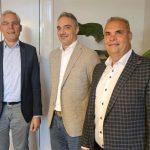 Jörg Machines is overgenomen door de neven Jan van Hirtum (midden) en François van Hirtum (rechts). Links voormalig eigenaar Reinhard Reincke, die in een andere rol actief blijft binnen de organisatie.