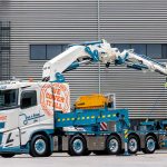De Volvo FH Aero met 225 ton/meter autolaadkraan is ontworpen om machinetransport veiliger, efficiënter en flexibeler uit te voeren.
