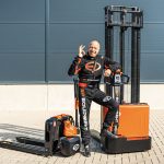 De meeste ondernemers weten precies wat hun machines kosten in aanschaf en onderhoud. Wat minder zichtbaar is, zijn de gevolgen als intern transport niet goed werkt.