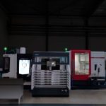 Merkonafhankelijk automatiseren in de praktijk: één Platinum robotcel bedient links een DMG Mori met Siemens-besturing en rechts een Hedelius met Heidenhain.