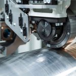 Fraunhofer IWS heeft het nieuwe proces Laser Direct Plating ontwikkeld, waarbij een functionele laag direct op het basiscomponent wordt aangebracht door een stripvormig metaal spiraalvormig om rotatiesymmetrische onderdelen te wikkelen en dit lokaal met laserenergie aan het substraat te verbinden. (foto’s: Christoph Wilsnack/Fraunhofer IWS)