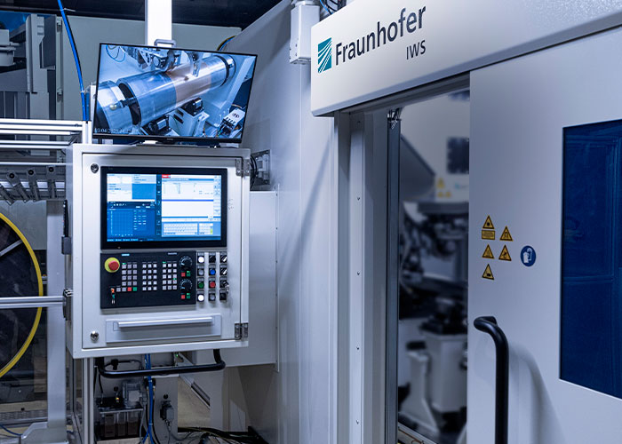 Fraunhofer IWS heeft patent aangevraagd op Laser Direct Plating en een pilotsysteem gebouwd voor componenten tot twee meter lengte, waarin het proces volledig is afgeschermd.