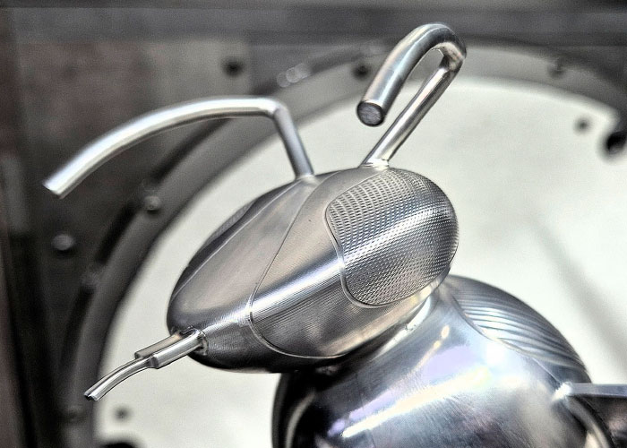 Door variatie in freespaden kreeg het bijenlichaam een subtiele, natuurlijke textuur.