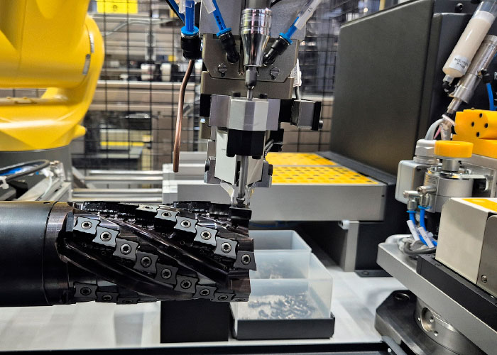 De Zoller micBox automatiseert het complete proces van wisselplaten vervangen, van gereedschapsidentificatie via RFID tot het smeren van schroeven en het monteren van nieuwe inserts. Daarmee verdwijnt een arbeidsintensieve handeling uit het productieproces en stijgt de proceszekerheid.