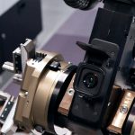 RoboJob combineert een standaard 2D‑camera met zelfontwikkelde AI‑software, waardoor de nood aan dure 3D‑camera’s of extra belichting verdwijnt voor het opnemen van onbewerkte stukken zonder exacte positionering.