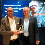 Tino Daverveld (l) en Stephan van Sante van Gühring nemen de TechniShow Innovatie Award in ontvangst.
