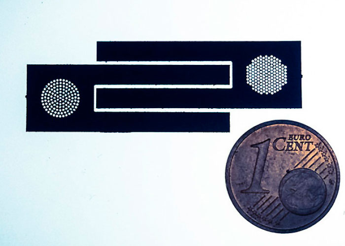 De veelzijdigheid en flexibiliteit van micro-waterstraalsnijden maken uiterst nauwkeurige bewerkingen van elk materiaal mogelijk, zowel metallisch als niet-metallisch, bij diktes van een tiende mm tot enkele tientallen mmās, zonder thermische beĆÆnvloeding.