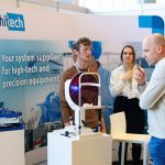 Op de beursvloer presenteren meer dan 100 bedrijven hun innovaties, van AI en robotica tot mechatronica, optica en cybersecurity.