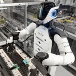Humanoïde robots kunnen precieze, repeteerbare werkzaamheden – zoals het positioneren van componenten tot op de millimeter nauwkeurig – veilig uitvoeren.