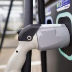 Vanaf 2025 verplicht de herziene Energy Performance of Buildings Directive (EPBD) bedrijven met meer dan twintig parkeerplaatsen om laadinfrastructuur aan te leggen.