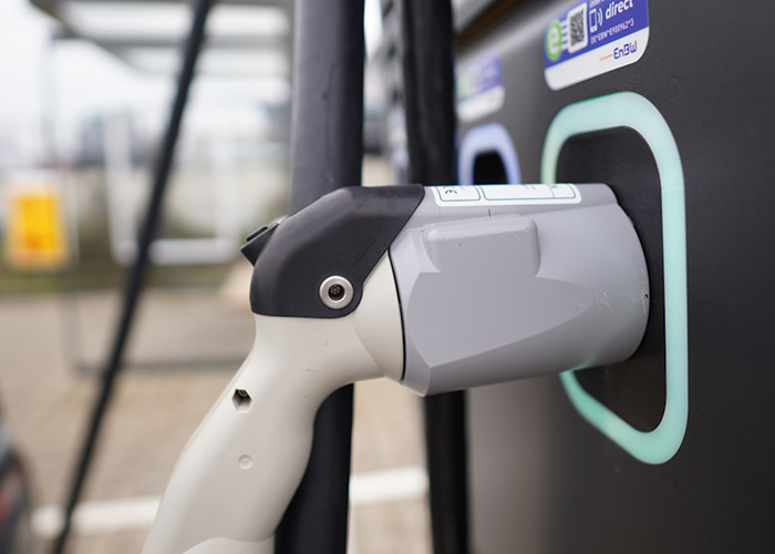 Vanaf 2025 verplicht de herziene Energy Performance of Buildings Directive (EPBD) bedrijven met meer dan twintig parkeerplaatsen om laadinfrastructuur aan te leggen.