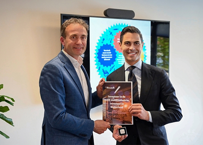 Mark Helder, voorzitter Koninklijke Metaalunie, overhandigt aan minister-president Jetten het manifest met drie pijlers voor een florerende MKB-maakindustrie. 