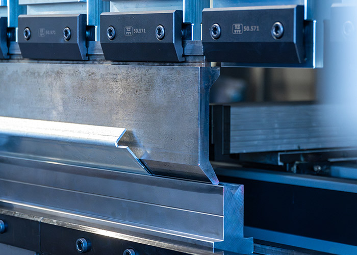 Au-To Fast stelt de boven- en onderklemmen in staat om elk stempel- en matrijssegment automatisch te herkennen, zodat de kantpers de gereedschapsconfiguratie in de buiglijn in realtime kan verifiëren zonder handmatige tussenkomst.