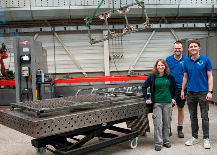 Claudia’s bezoek aan Bax Metaal begon met een persoonlijke rondleiding van salesmanager Robin Bax (rechts).