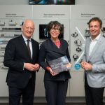 Heleen Herbert, minister van Economische Zaken en Klimaat, met de Smart Industry Productiviteitsagenda 2026–2028. Links FME-voorzitter Theo Henrar, rechts Metaalunie-voorzitter Mark Helder.