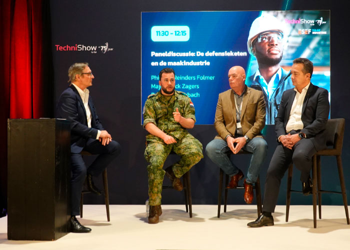 Majoor Rick Zagers van ODIN (Orchestrating Defence Innovation) aan het woord tijdens de paneldiscussie. Rechts Donald Trouerbach van de NIVD (Stichting Nederlandse industrie voor defensie en veiligheid). 