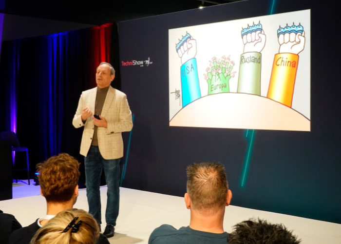 Generaal b.d. Mart de Kruif op Mainstage van TechniShow: “We wisten al dat Rusland en China militaire kracht zien als middel om hun doelen te bereiken. Nu doet de VS hetzelfde. Dat heeft enorme consequenties voor ons. We moeten naar strategische autonomie.”