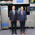 Won jong Kim, CEO van DN Solutions (links), en Keun Lee, CEO van LDAS, voor een DLX 325 metaal 3D printer van DN Solutions.