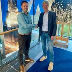 Gert Jan Arlman (links) feliciteert Koen ten Broek met zijn benoeming tot directeur van Federatie Metaalplaat (FDP).