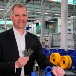 Directeur Joachim Ley van Ziehl-Abegg met de elektrische synchrone liftmachine die geen magneten van zeldzame aardmetalen nodig heeft en toch consistent hoge prestaties levert.