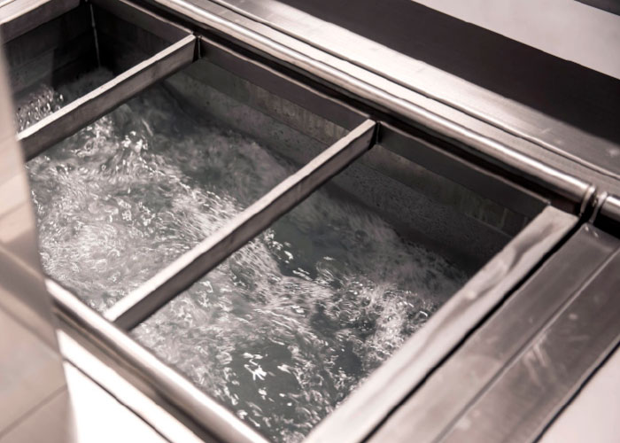 Gibac Chemie denkt niet in losse oplossingen, maar analyseert en verbetert samen met de klant het volledige proces om grip op de reinheid van industriële onderdelen te krijgen.