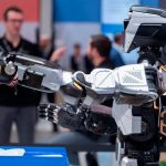 Op Hannover Messe 2026 zal ook het thema Physical AI een centrale rol spelen. Dit verwijst naar AI-systemen die direct interageren met de fysieke wereld – bijvoorbeeld in machines, installaties of robots.